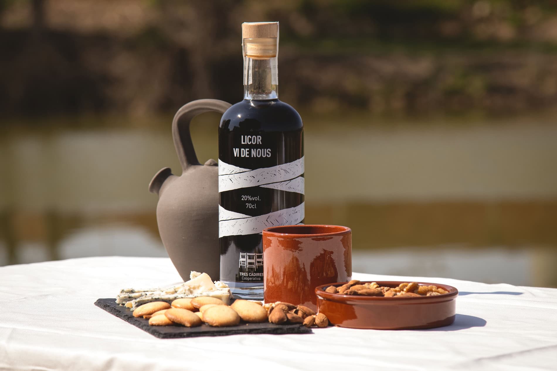 Fotografia de producte del Licor Vi de Nous de Tres Cadires Cooperativa amb maridatge de formatge i fruits secs, Sarau Estudi