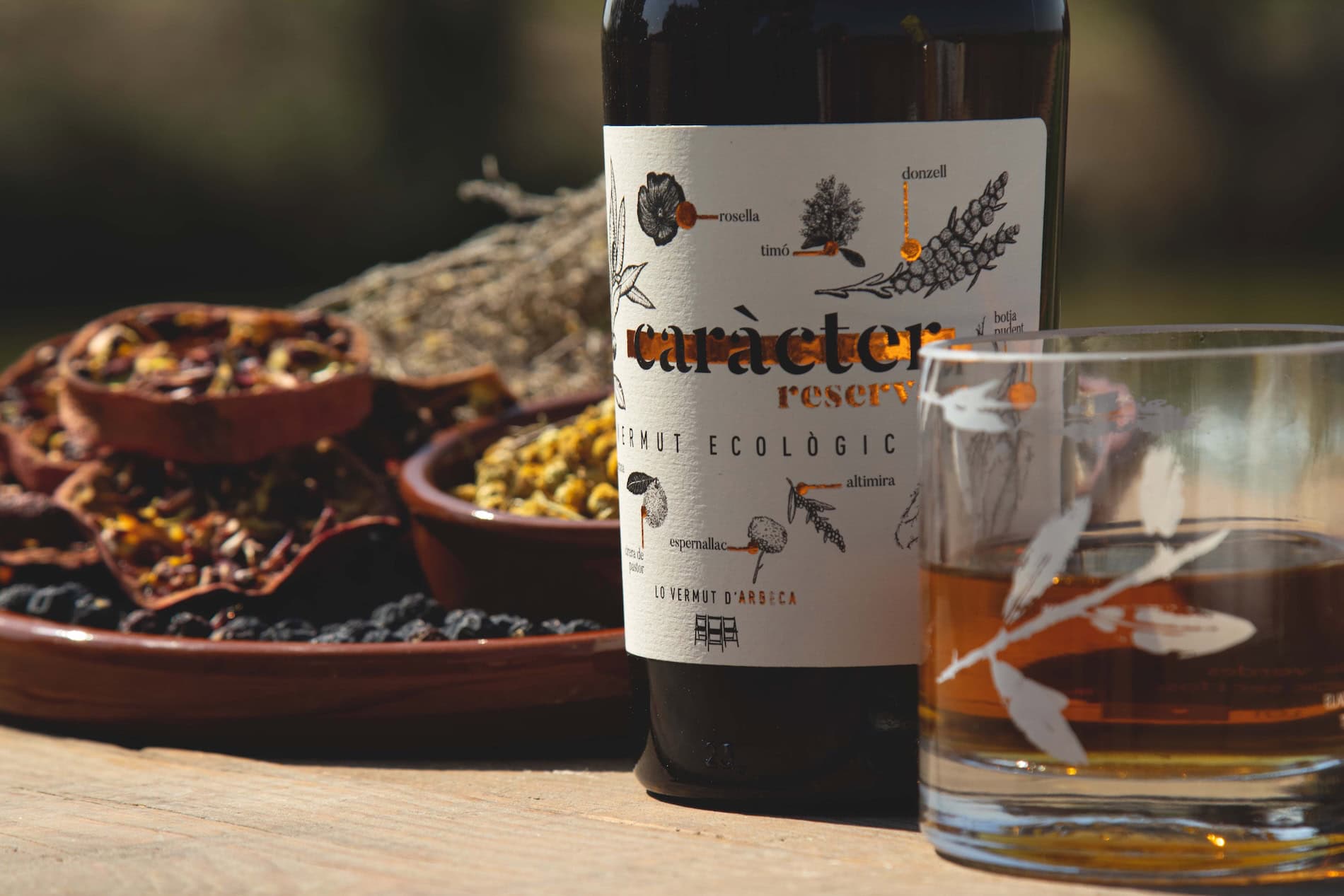 Fotografia de producte de l'ampolla de vermut ecològic Caràcter Reserva de Tres Cadires, Sarau Estudi