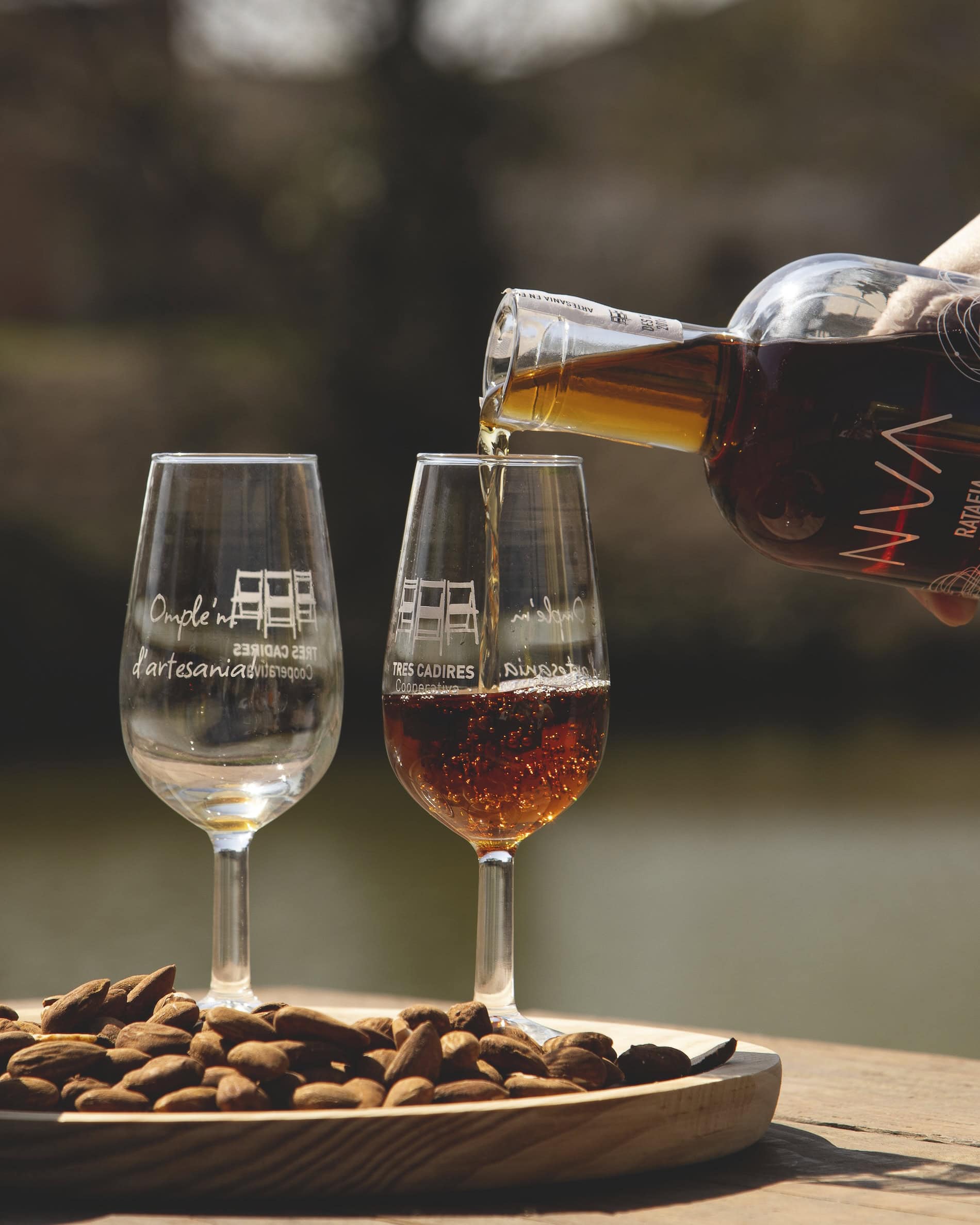 Fotografia de producte de copes gravades Tres Cadires Cooperativa amb ratafia artesanal, Sarau Estudi