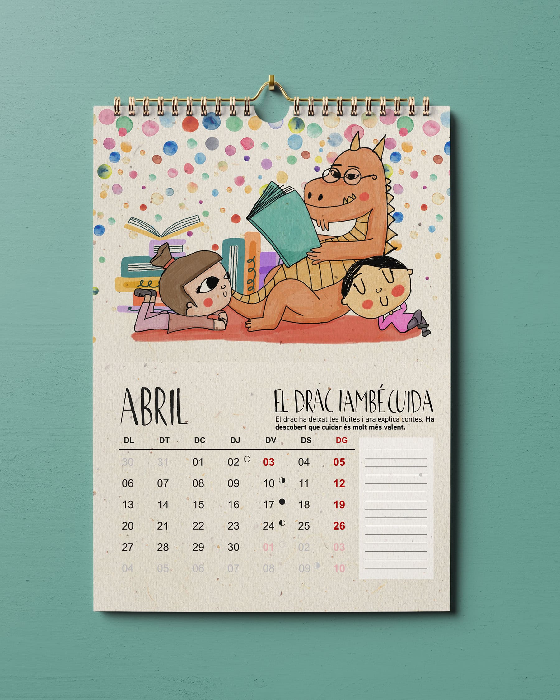mockup calendari infantil 2026 abril el drac tambe cuida – disseny grafic i il·lustracio Sarau Estudi