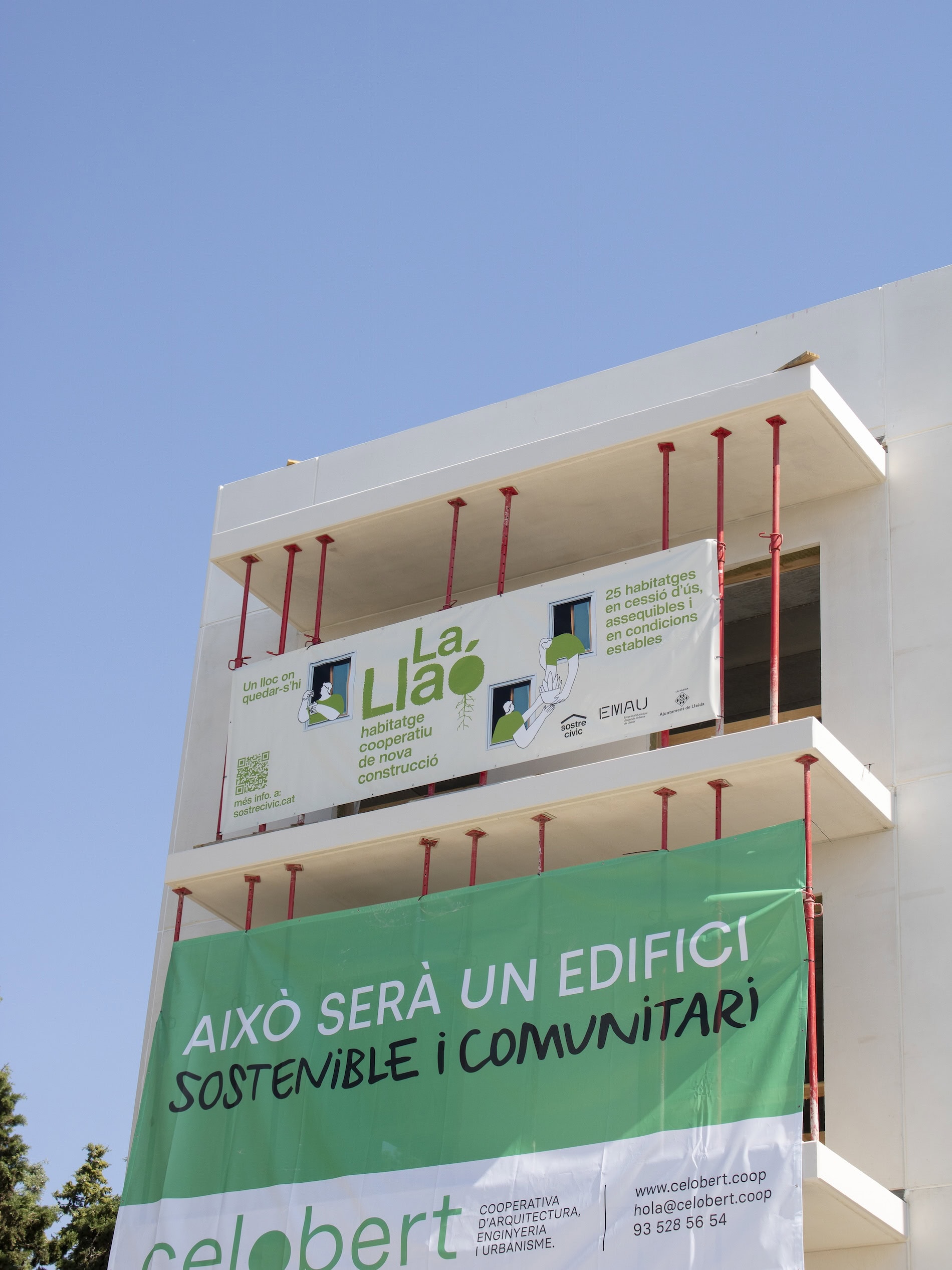 Lona i senyalització d'obra de la campanya La Llaó, disseny de cartelleria de Sarau Estudi per a Sostre Cívic