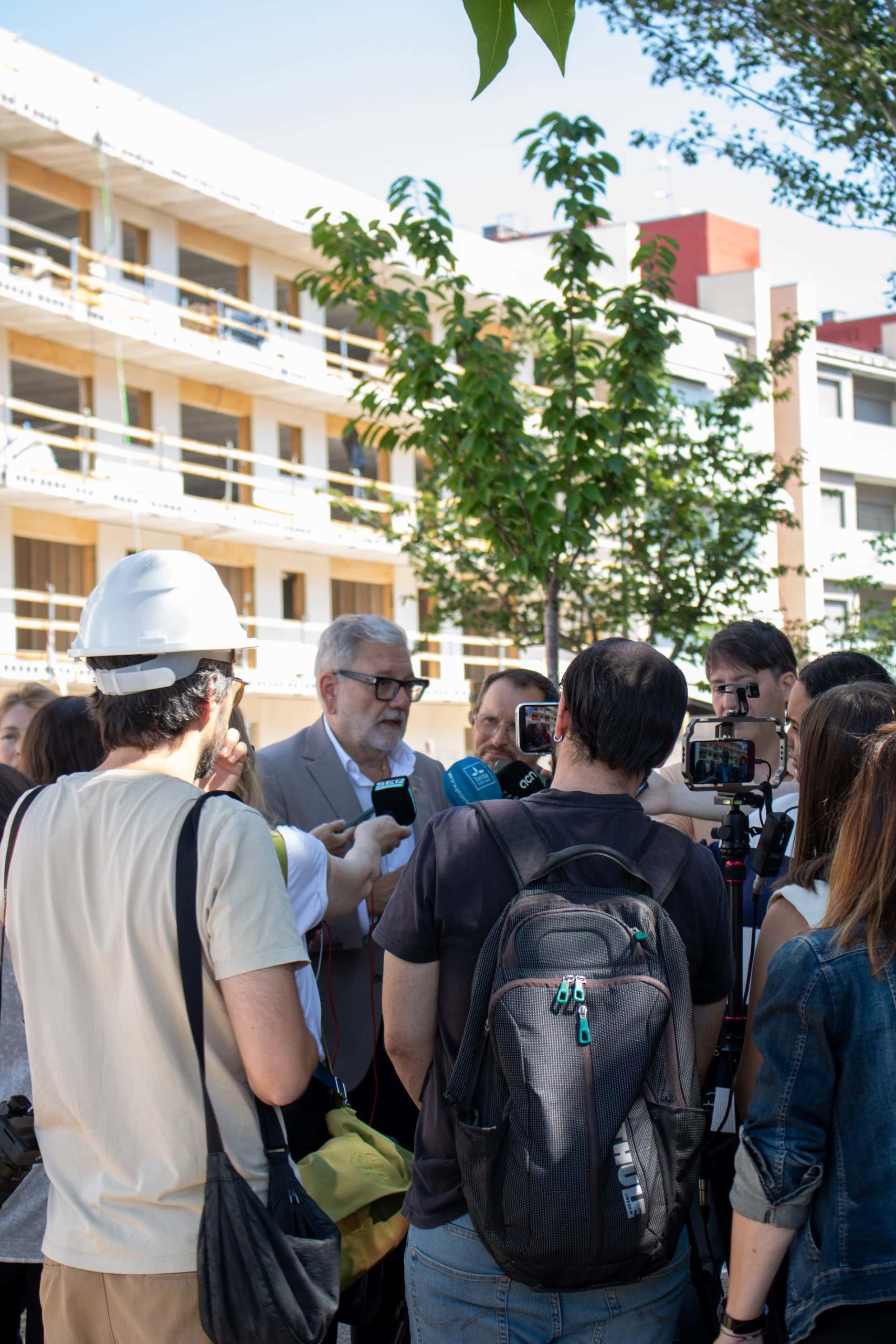 Atenció als mitjans de comunicació durant la presentació de La Llaó, dins la campanya de premsa de Sarau Estudi