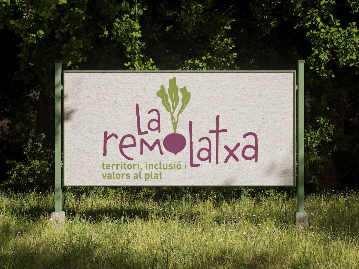 Cartell amb el logotip i el lema territori, inclusió i valors al plat de La Remolatxa, disseny gràfic de Sarau Estudi