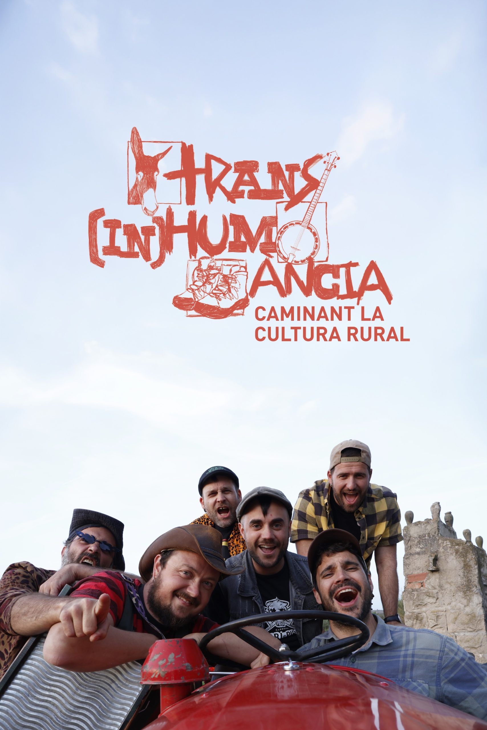 Logotip de Trans(in)humància, caminant la cultura rural, sobre una fotografia de la banda Pork Chop Boys al damunt d’un tractor